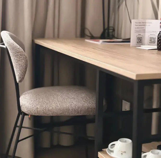 Unsere Zimmer 43 Familienzimmer Schreibtisch 1170x781 1