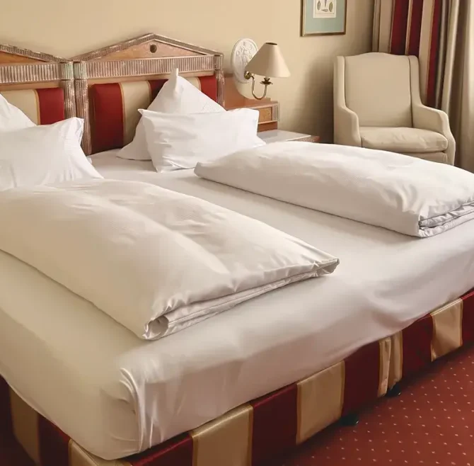 Unsere Zimmer 9 Komfort Zimmer Bett 1170x781 1