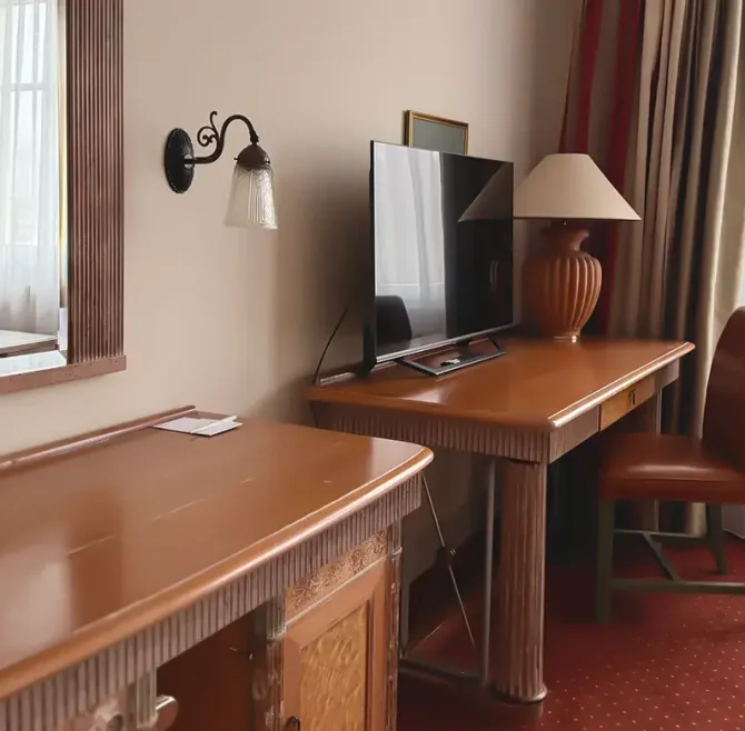 Unsere Zimmer 7 Komfort Zimmer Schreibtisch 02 1170x781 1