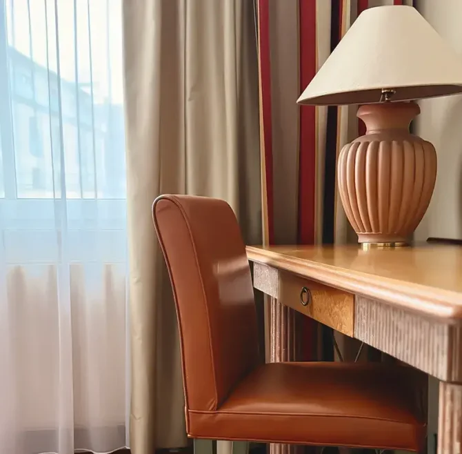 Unsere Zimmer 2 Komfort Zimmer Schreibtisch 1170x781 1