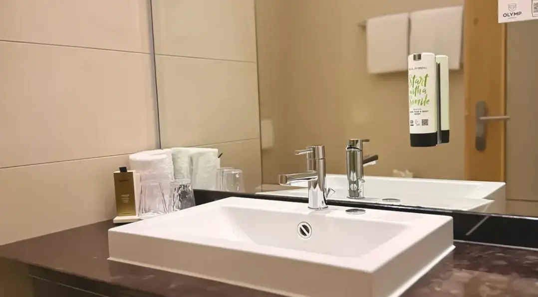 Modernes Badezimmer mit Waschbecken