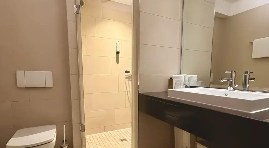 Modernes Badezimmer mit Dusche und Waschbecken