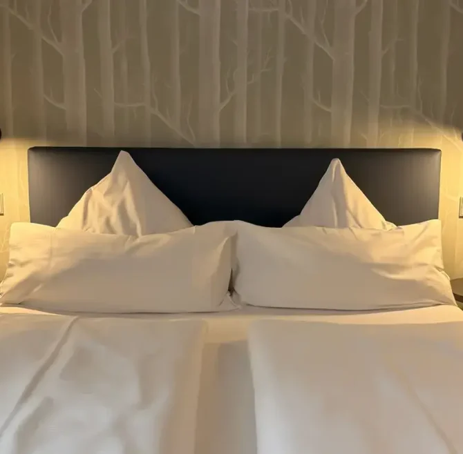 Unsere Zimmer 33 Junior Suite Bett 02 1170x781 1