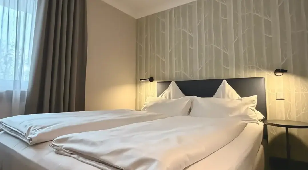 Helles Schlafzimmer mit zwei Betten