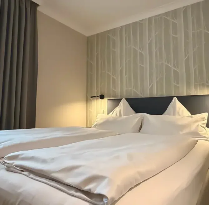Unsere Zimmer 32 Junior Suite Bett 1170x781 1