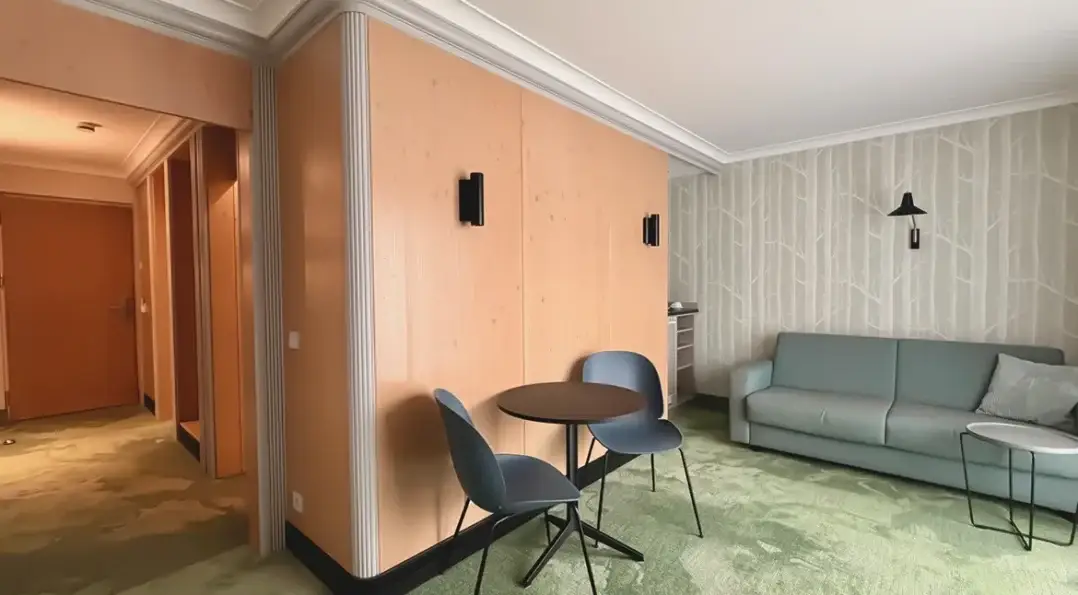Helles Zimmer mit modernem Design