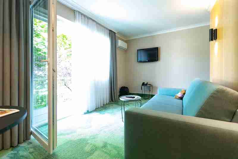 Helle Suite mit Balkon und Fernseher