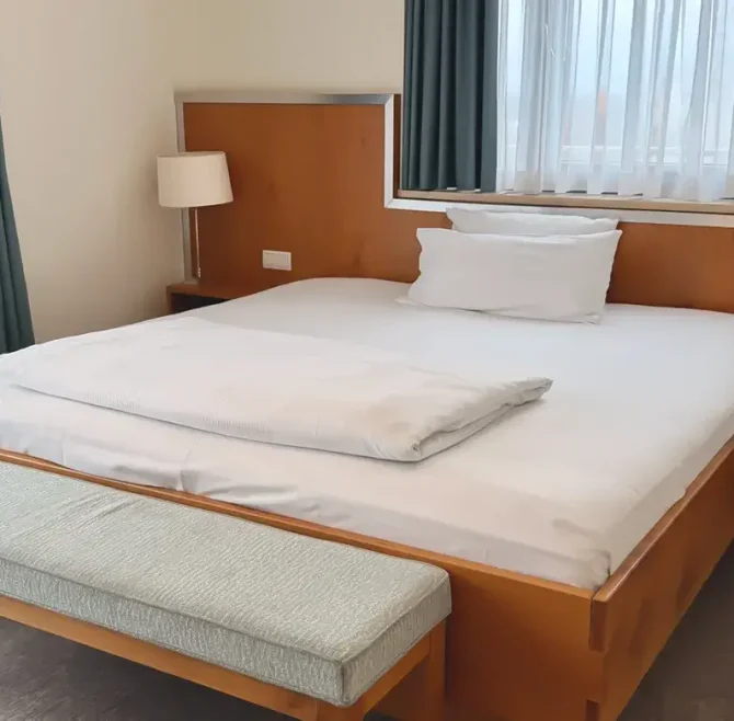 Unsere Zimmer 47 First Class Bett 1170x781 1