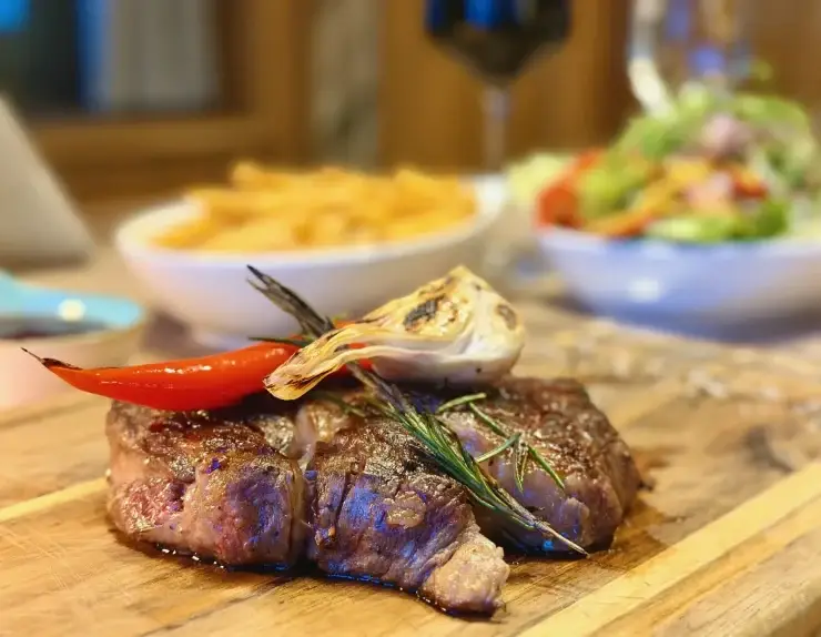 Restaurant 4 grilled-steak-colourful-garnish-sides