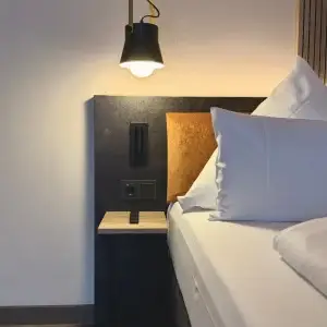hotel-bedroom-comfortable-bed-neutral-decor