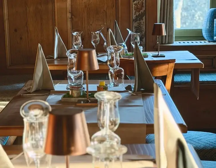 Restaurant 3 wine-glasses-fine-dining-table-setting