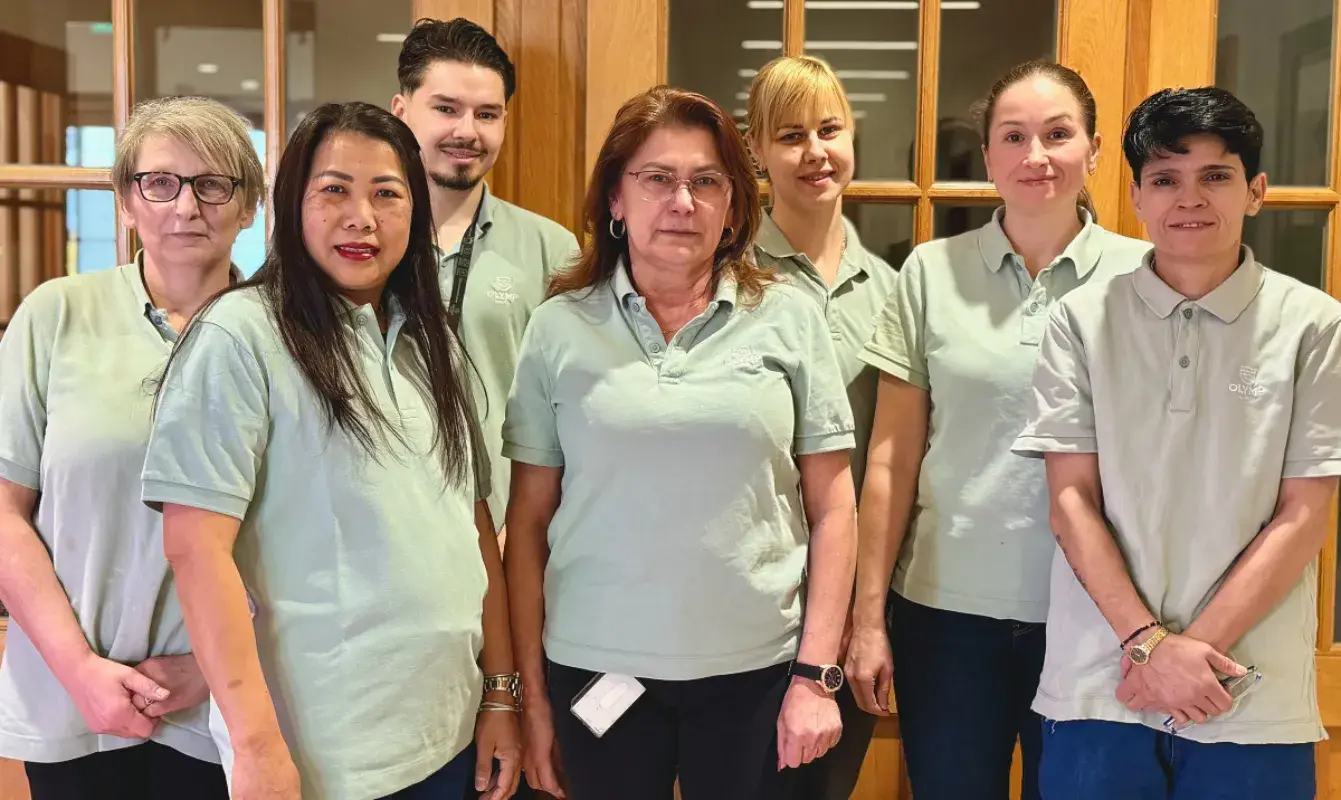 Gruppe von Menschen in Uniformen