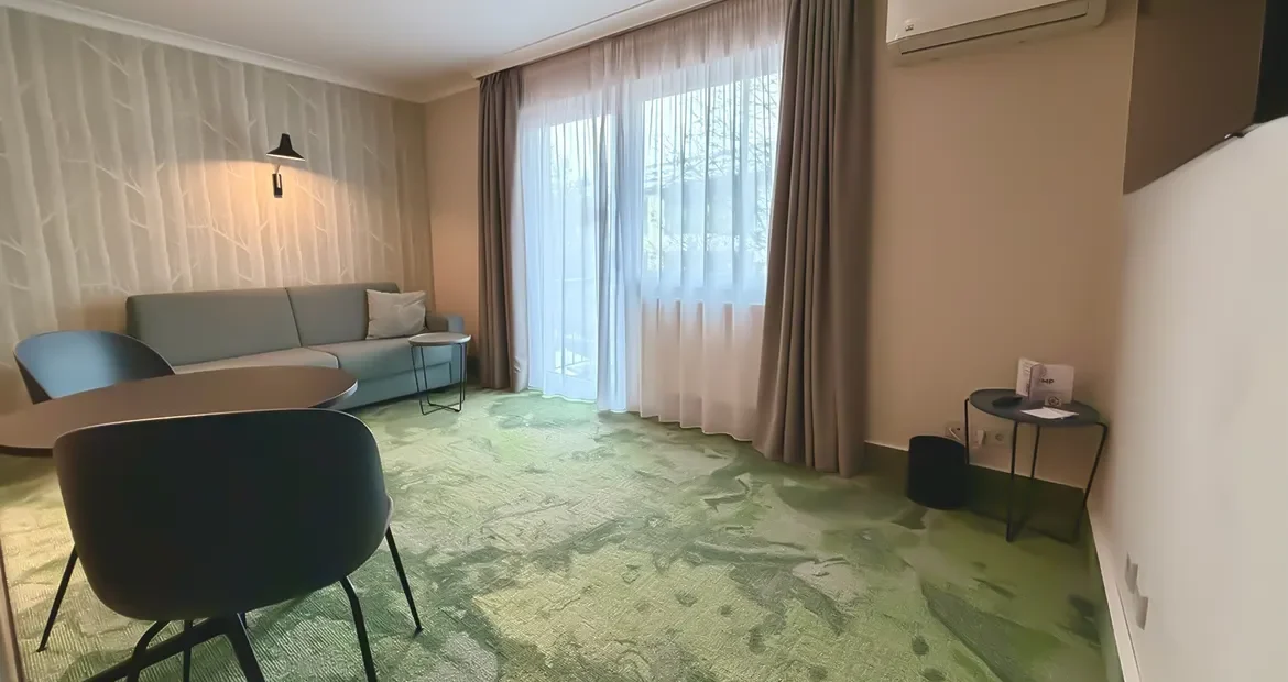 Helles, modernes Zimmer mit Sofa.