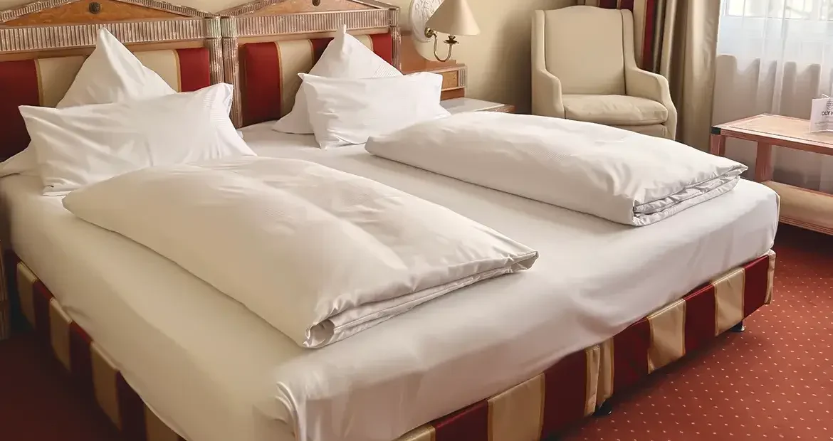 Gemütliches Doppelbett in einem Zimmer
