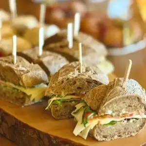 Raum Ideenreich 9 Vollkorn-Sandwiches auf Holzbrett