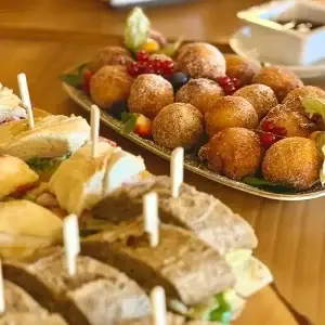 Raum Ideenreich 7 Sandwiches und süße Snacks präsentiert