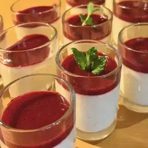 Raum Ideenreich 12 Dessert in Gläsern mit Beeren