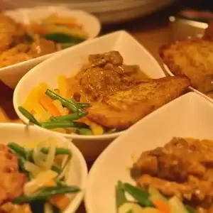 Raum Ideenreich 15 Bunte Teller mit Fleisch und Gemüse
